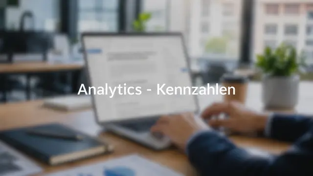 Person im Anzug tippt am Laptop an einem Schreibtisch; im Vordergrund ein Notizbuch und ein ausgedruckter Diagramm-Report.