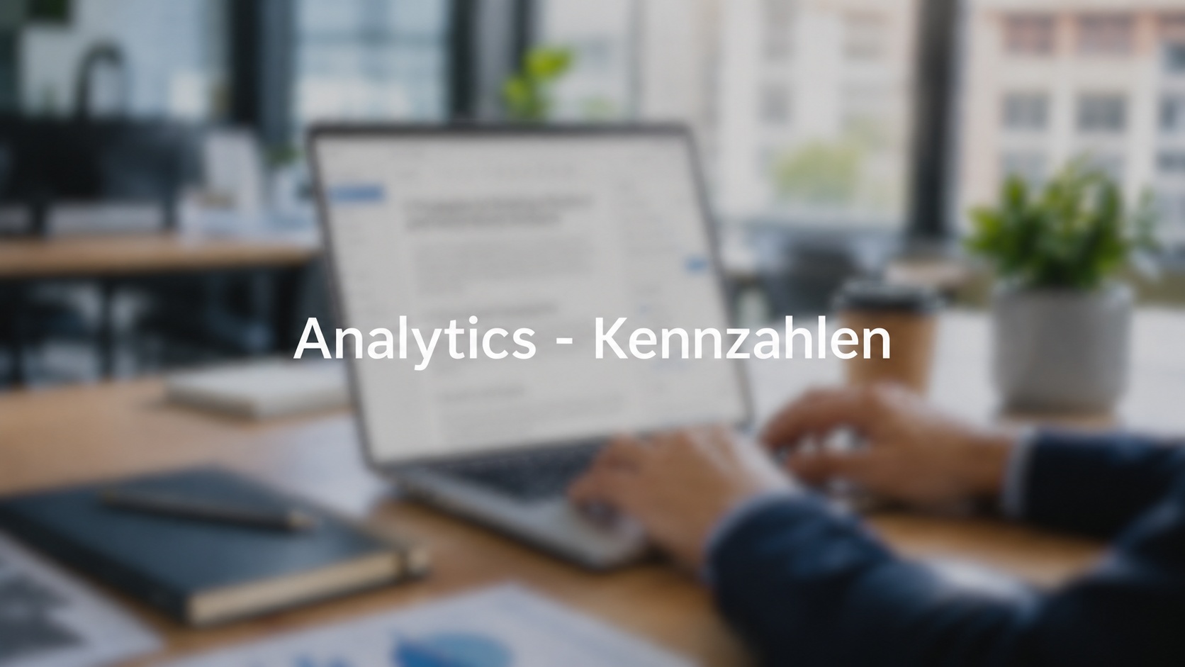 Person im Anzug tippt am Laptop an einem Schreibtisch; im Vordergrund ein Notizbuch und ein ausgedruckter Diagramm-Report.